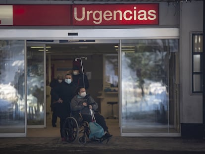 Una paciente que sufrió hace dos días una fractura de tobillo por una caída abandona el hospital de La Paz, este martes.