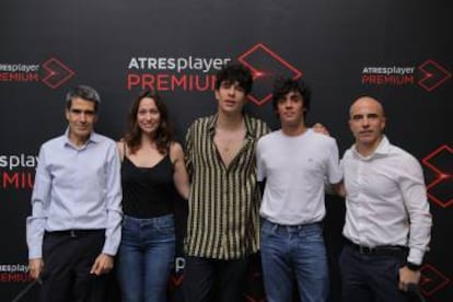 De izquierda a Derecha: Carlos Fernández, Director de contenidos de Atresmedia TV, Natalia Verbeke, Javier Calvo, Javier Ambrossi y José Antonio Antón, Director de Programación y Negocio Digital
 