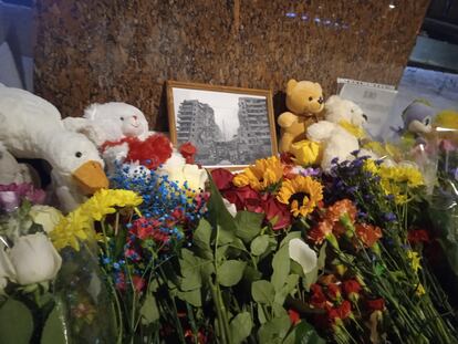 Flores y peluches alrededor de una foto del edificio destruido en Dnipró (Ucrania), al pie del monumento a una escritora ucrania en Moscú.