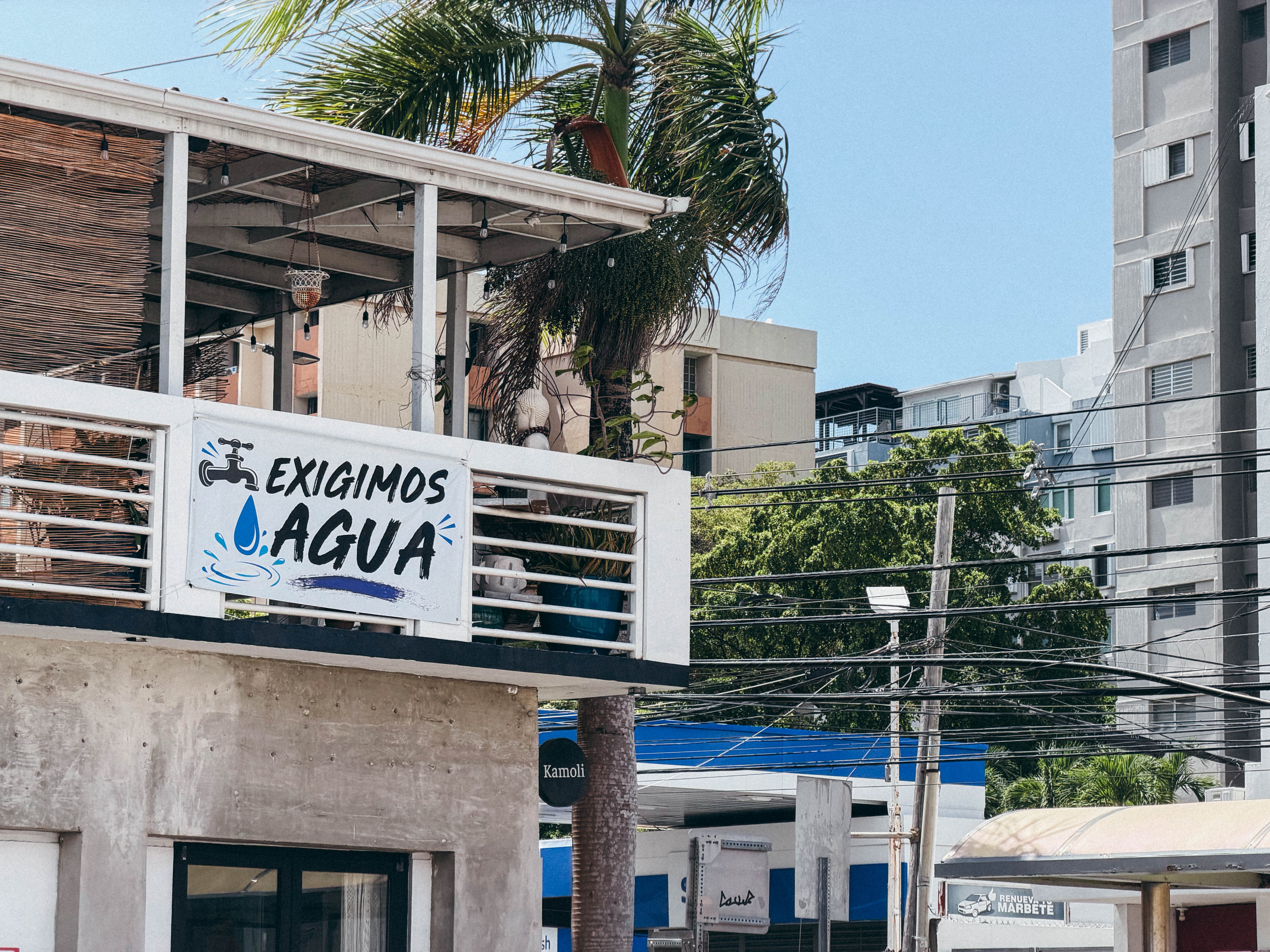 Una pancarta colocada por la falta de agua en Santurce, Puerto Rico.