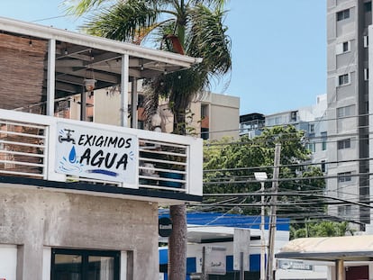 Una pancarta colocada por la falta de agua en Santurce, Puerto Rico.Patricia Vélez.
