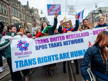 Manifestantes con una pancarta en favor de los derechos de los transgénero, en la marcha del 8 de marzo de 2020 en Ámsterdam.