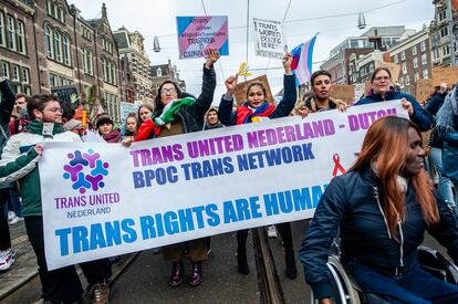 Manifestantes con una pancarta en favor de los derechos de los transgénero, en la marcha del 8 de marzo de 2020 en Ámsterdam.