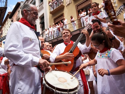 Los integrantes de la Cofradía de San Saturnino animan las calles de Pamplona durante el segundo día de San Fermín 2022.