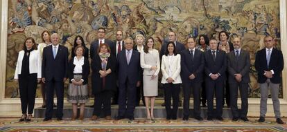 La Reina con una representación de la Fundación de Ayuda contra la Drogadicción.