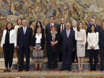 La Reina con una representaci&oacute;n de la Fundaci&oacute;n de Ayuda contra la Drogadicci&oacute;n.