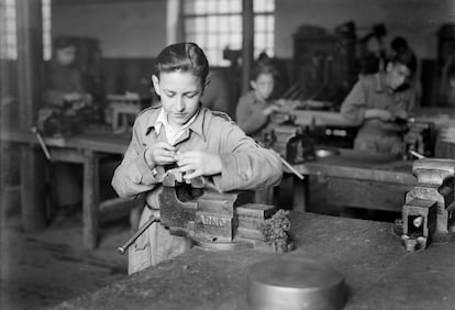 Un aprendiz practica el limado de piezas en el taller de la escuela de la Fábrica de Armas de Trubia, a finales de los años cuarenta. Se desconoce tanto la identidad del muchacho como del fotógrafo que tomó la imagen.