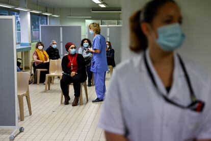 Vacunación con AstraZenca en un hospital de Melun, a las afueras de París (Francia).