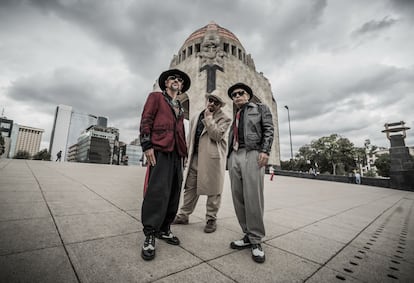 Los integrantes de la Maldita Vecindad, en el Monumento a la Revolución, en Ciudad de México.