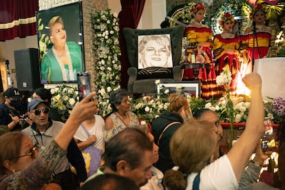 Admiradores despiden a Paquita la del Barrio. 