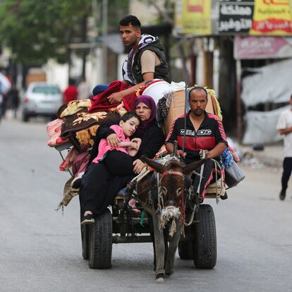 Palestinians travel in a donkey-drawn cart loaded with their belongings as they flee Rafah due to an Israeli military operation, in Rafah, in the southern Gaza Strip, May 28, 2024. REUTERS/Hatem Khaled