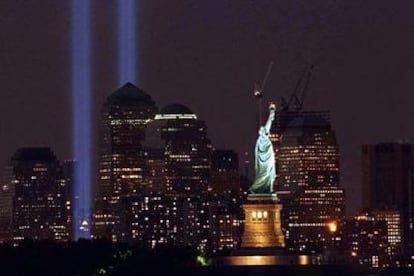 Nueva York, de noche, con dos luces gigantes que ocupan el lugar en el que estaban las Torres Gemelas.