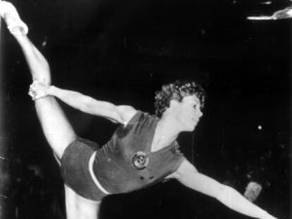 Larisa Latynina, durante un ejercicio en su etapa de reina de la gimnasia, entre 1956 y 1964.