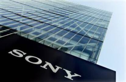 Logotipo de Sony fotografiado ante la sede de la compañía en Tokio (Japón). EFE/Archivo