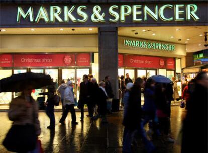 Viandantes caminan por delante de un establecimiento de Marks & Spencer en Oxford Street, Londres.