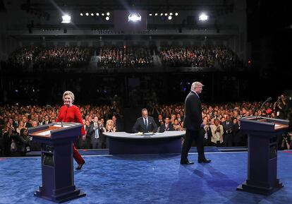 Los candidatos republicano y demócrata a la presidencia de los Estados Unidos se dirigen a sus respectivos estrados momentos antes de dar comienzo al debate.