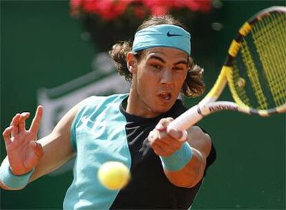 Rafa Nadal golpea la pelota