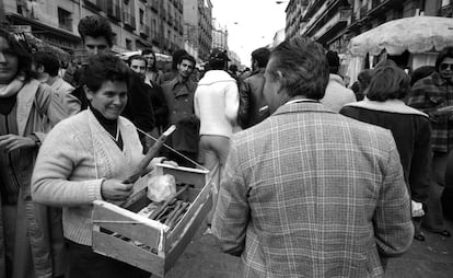 Una vendedora ofrece palodul en una calle de El Rastro. La raíz y las ramas de la planta del regaliz (Glycyrrhiza glabra) era una golosina corriente que se mascaba y chupaba.