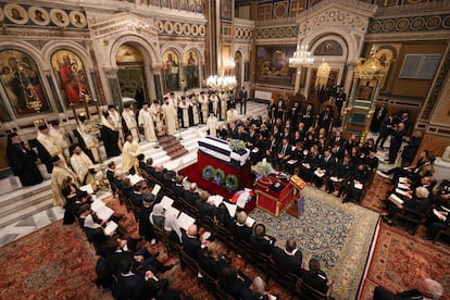 Vista general del funeral en la catedral Metropolitana de Antenas. En la primera fila, la familia del difunto Constantino. A su izquierda, los actuales jefes de Estado, y detrás los antiguos reyes y herederos al trono. 