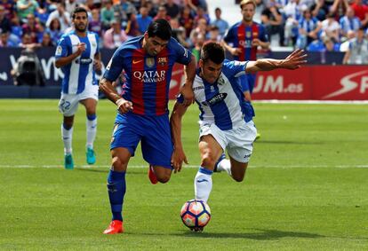 Luis Suarez, jugador del Barcelona i Unai Bustinza, del Leganés. Primer temps del partit.