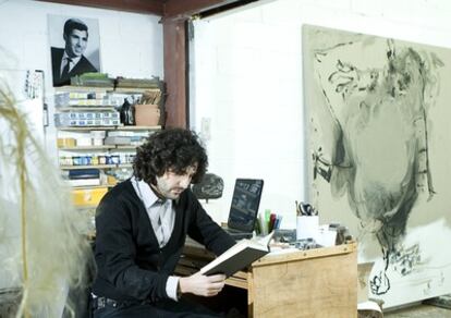 El pintor madrileño, Secundino Hernández, en su estudio.