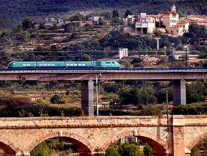 El tren de pruebas circula sobre la línea de alta velocidad a su paso por La Nou de Gaià.