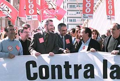 El rector Pedro Ruiz (en el centro) y los aspirantes a sucederle, Francisco Tomás y Josep Lluís Barona, ayer con los dirigentes sindicales.