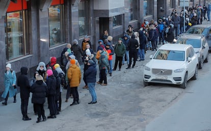 Cola para sacar dinero de un cajero automático en San Petersburgo, este domingo. 