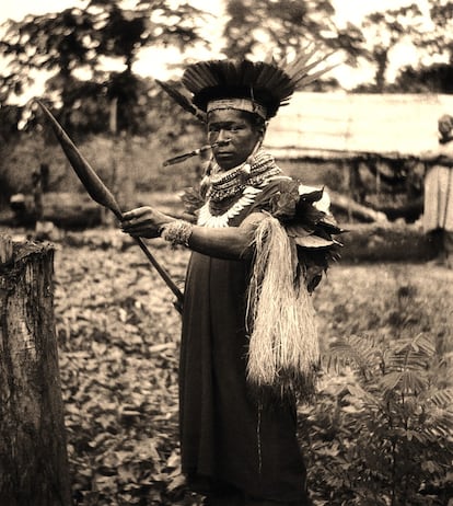 Médico tradicional cofán (rio Sucumbios, Equador, 1942). 