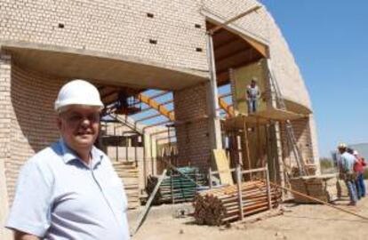 El sacerdote onubense José Ramón Verea (i) junto a las obras de una nueva iglesia para el complejo turístico de Islantilla, en la que su parroquia, la de Nuestra Señora del Carmen, actúa como promotora urbanística, mostrándose orgulloso de haber sacado del paro a un buen número de personas para levantar el templo, con el matiz de que, aparte de sus nóminas, tienen una motivación que cada día saca de la Biblia y aprovechando los momentos de paro en el tajo les imparte una catequesis.