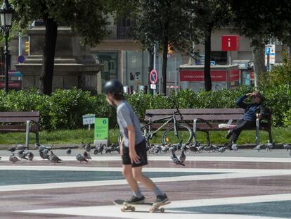 Un niño patina en la Plaza Catalunya de Barcelona.