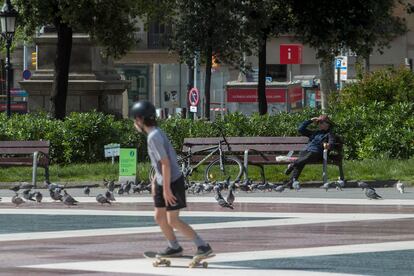 Un niño patina en la Plaza Catalunya de Barcelona.