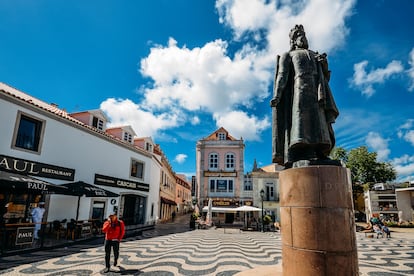 La Praça 5 de Outubro, donde se encuentra el monumento a Pedro I de Brasil y IV de Portugal y el Ayuntamiento de la ciudad portuguesa.
