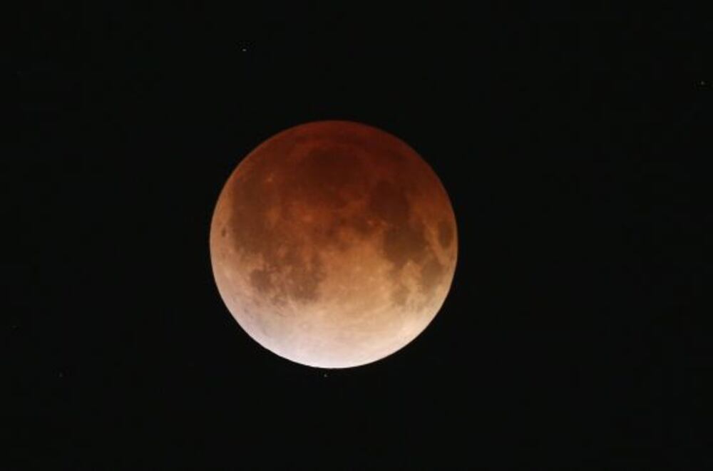 La luna se tiñe de rojo durante el eclipse total de esta madrugada ...
