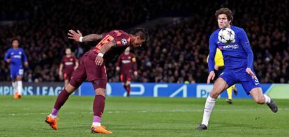 Paulinho remata un centro Messi ante Marcos Alonso.