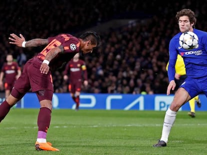 Paulinho remata un centro Messi ante Marcos Alonso.