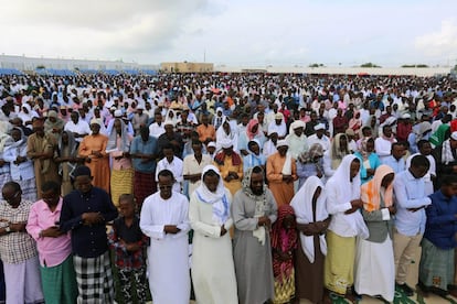 Una  multitud se congrega para festejar el Kurban-Ait, o Eid al-Adha, en el estadio universitario de Mogadiscio (Somalia).