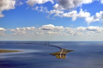 Este puente atirantado de 7,8 kilómetros parece que se sumerge de repente en el mar. Quienes viajen en coche o en tren hacia la capital danesa desde la ciudad sueca de Malmö desaparecen, en efecto, bajo el mar para tomar el túnel de Drogden. Esta combinación de altura y profundidad sustituye al ferri y es la protagonista en la apasionante serie televisiva policiaca nórdica 'El puente'. El de <a href="https://www.oresundsbron.com/en/start" target="">Oresund</a> es toda una maravilla de la ingeniería: el puente mixto (para vehículos y ferrocarril) más largo de Europa en un lugar estratégico del continente como es el estrecho de Oresund entre Dinamarca y Suecia.