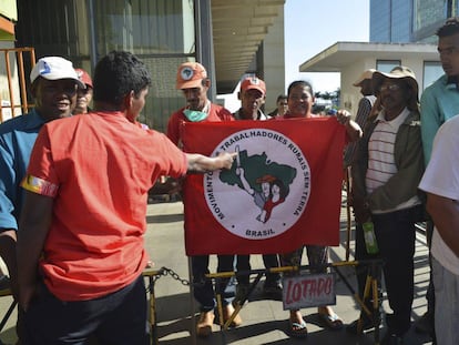 Integrantes do Movimento dos Trabalhadores Rurais Sem Terra durante protesto em Brasília