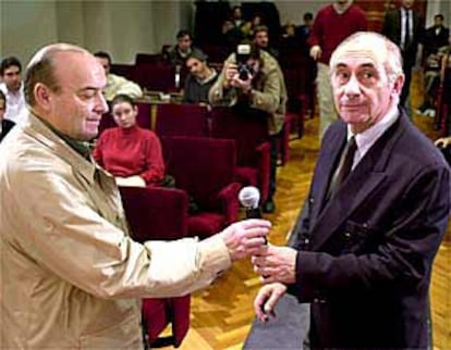 Domingo Cavallo, a la izquierda, y Fernando de la Rúa, presentan ayer los resultados del canje de deuda.
