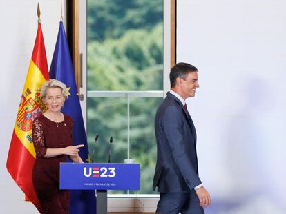 La presidenta de la Comisión Europea, Ursula von der Leyen y el presidente del Gobierno, Pedro Sánchez, a su llegada a una rueda de prensa posterior a la reunión plenaria del Gobierno de España y del Colegio de Comisarios, en la Galería de Colecciones Reales.