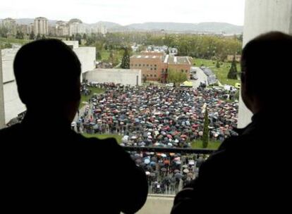 Cientos de personas se han reunido este mediodía en la explanada de la Universidad de Navarra para repudiar el atentado con coche bomba que la banda terrorista llevó a cabo el jueves