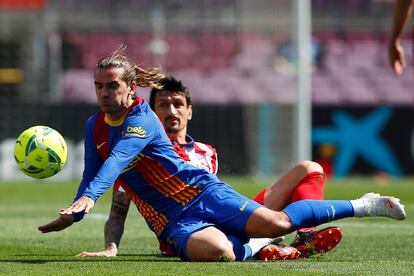 El jugador del Atlético de Madrid Stefan Savic corta el avance del barcelonista Antoine Griezmann (en primer término).
