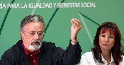 Jes&uacute;s Maeztu con la exconsejera Micaela Navarro. 