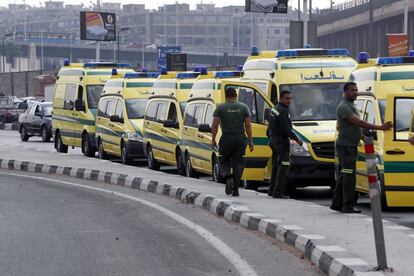 Les dades inicials del manifest de bord precisen que viatjaven a bord de l'avió 217 passatgers. A la imatge, les ambulàncies esperen a l'aeroport internacional del Caire (Egipte).