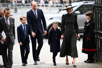 El príncipe Guillermo de Inglaterra, duque de Cambridge, Kate Middleton, la duquesa de Cambridge, y sus hijos, los príncipes Jorge y Carlota de Cambridge.