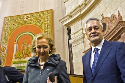 José Antonio Griñán y Fuensanta Coves, ayer, tras el acto institucional celebrado en el Parlamento.