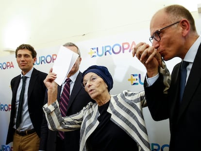 El líder del Partido Democrático, Enrico Letta, besa la mano de la líder de +Europa, Emma Bonino, tras presentar su alianza electoral, el 10 de agosto en Roma.