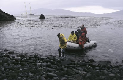 Desembarco en la isla de Hornos.