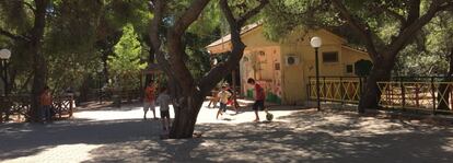 Niños jugando en la plaza del campo